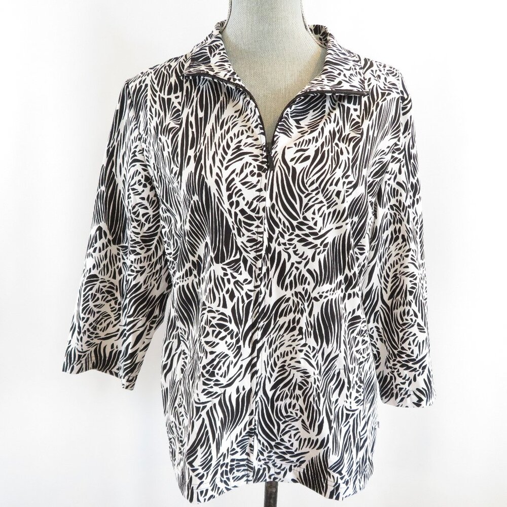 Chico's Zenergy Jacket Size 2 L 12 Animal Print Black White 3/4 Sleeves Full Zip